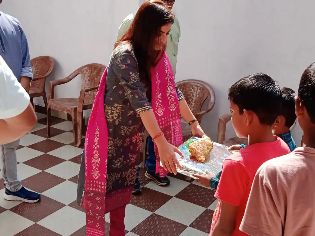 ममता बाल गृह पहुँच कलेक्टर ने बच्चों के साथ मनाई दीपावली