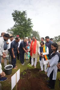 मुख्यमंत्री श्री चौहान ने मेरी माटी मेरा देश कार्यक्रम के तहत अमरकंटक सर्किट हॉउस के पीछे 75 पौध रोपित किये